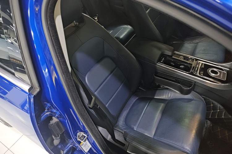 Used Jaguar XE 2018 2.0T 250 PS Two-Wheel-Drive R-Sport Sport Edition Right Front Seat