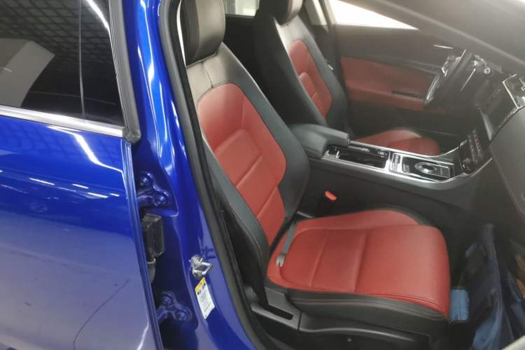 Used Jaguar XE 2018 2.0T 300 PS All-Wheel-Drive R-Sport Sport Edition Right Front Seat