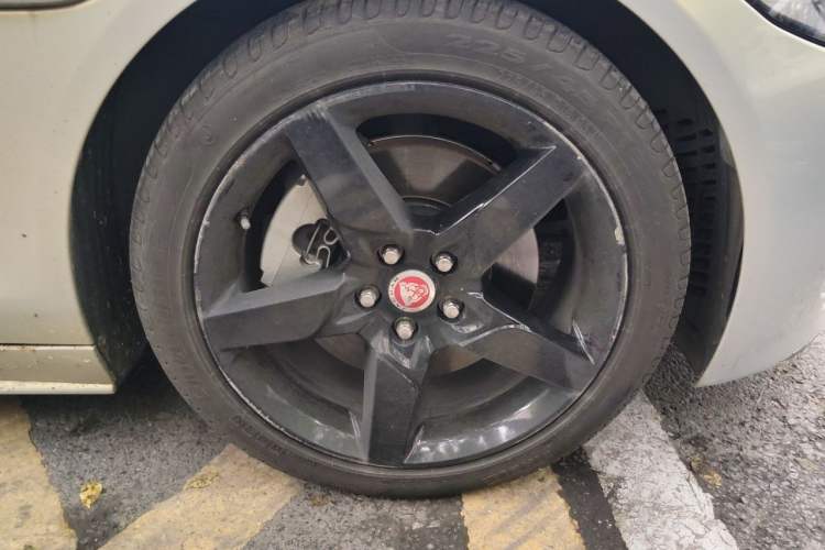 Used Jaguar XE 2018 2.0T 200 PS Two-Wheel-Drive R-Sport Sport Edition Right Front Wheel Hub