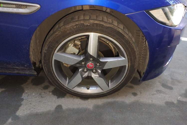 Used Jaguar XE 2018 2.0T 300 PS All-Wheel-Drive R-Sport Sport Edition Right Front Wheel Hub
