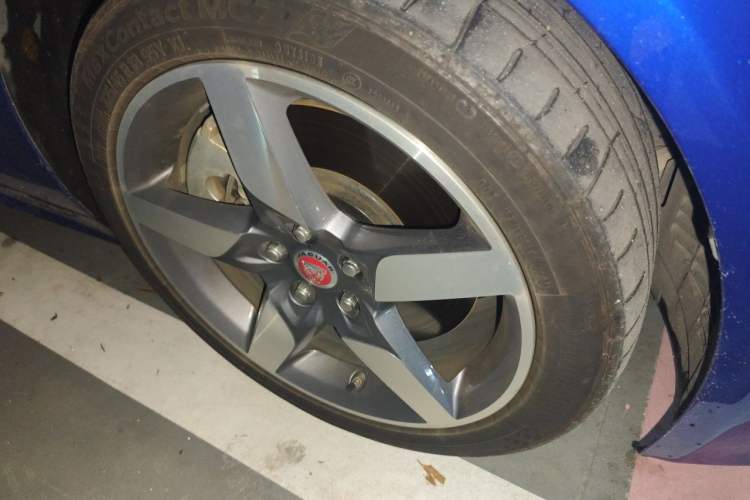 Used Jaguar XE 2018 2.0T 300 PS All-Wheel-Drive R-Sport Sport Edition Right Front Wheel Hub