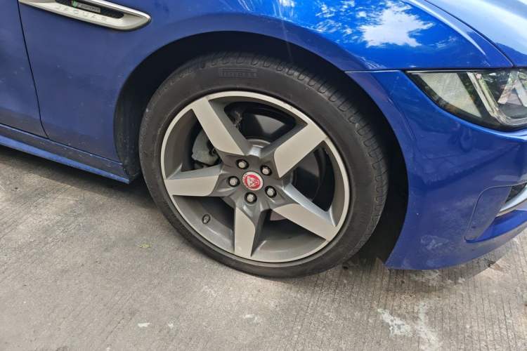 Used Jaguar XE 2018 2.0T 250 PS Two-Wheel-Drive R-Sport Sport Edition Right Front Wheel Hub