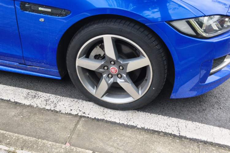 Used Jaguar XE 2018 2.0T 250 PS Two-Wheel-Drive R-Sport Sport Edition Right Front Wheel Hub