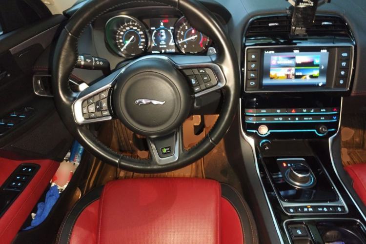 Used Jaguar XE 2018 2.0T 300 PS All-Wheel-Drive R-Sport Sport Edition Steering Wheel