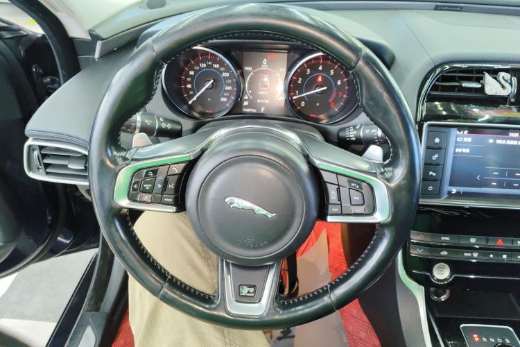 Used Jaguar XE 2018 2.0T 200 PS Two-Wheel-Drive R-Sport Sport Edition Steering Wheel