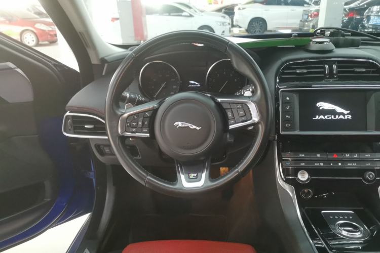 Used Jaguar XE 2018 2.0T 300 PS All-Wheel-Drive R-Sport Sport Edition Steering Wheel