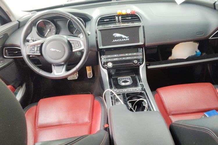 Used Jaguar XE 2018 2.0T 300 PS All-Wheel-Drive R-Sport Sport Edition Center Console