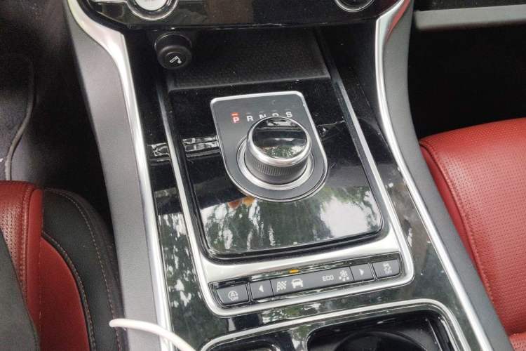 Used Jaguar XE 2018 2.0T 300 PS All-Wheel-Drive R-Sport Sport Edition Gear Lever