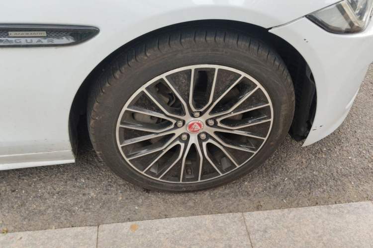 Used Jaguar XE 2018 2.0T 300 PS All-Wheel-Drive R-Sport Sport Edition Right Front Wheel Hub
