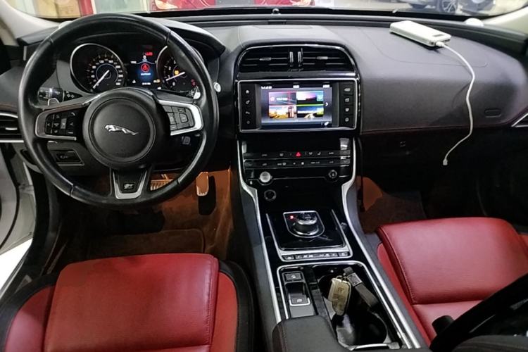 Used Jaguar XE 2018 2.0T 200 PS Two-Wheel-Drive R-Sport Sport Edition Center Console