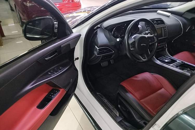Used Jaguar XE 2018 2.0T 200 PS Two-Wheel-Drive R-Sport Sport Edition Driver Seat