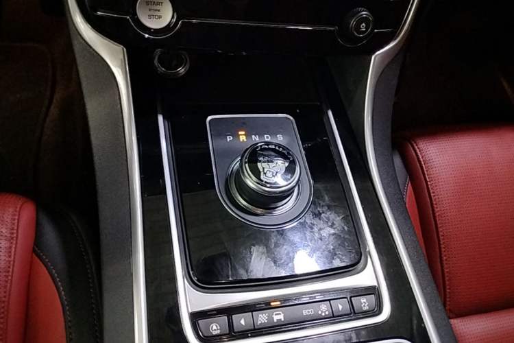 Used Jaguar XE 2018 2.0T 200 PS Two-Wheel-Drive R-Sport Sport Edition Gear Lever