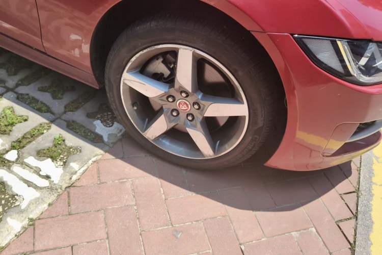 Used Jaguar XE 2018 2.0T 300 PS All-Wheel-Drive R-Sport Sport Edition Right Front Wheel Hub