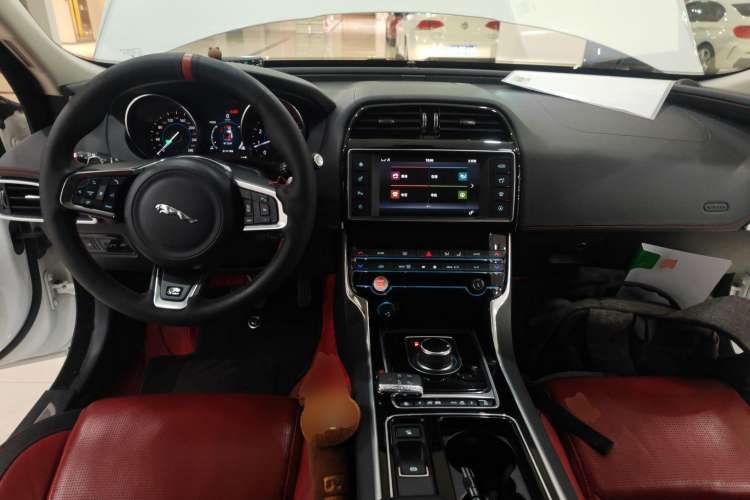 Used Jaguar XE 2018 2.0T 200 PS Two-Wheel-Drive R-Sport Sport Edition Center Console