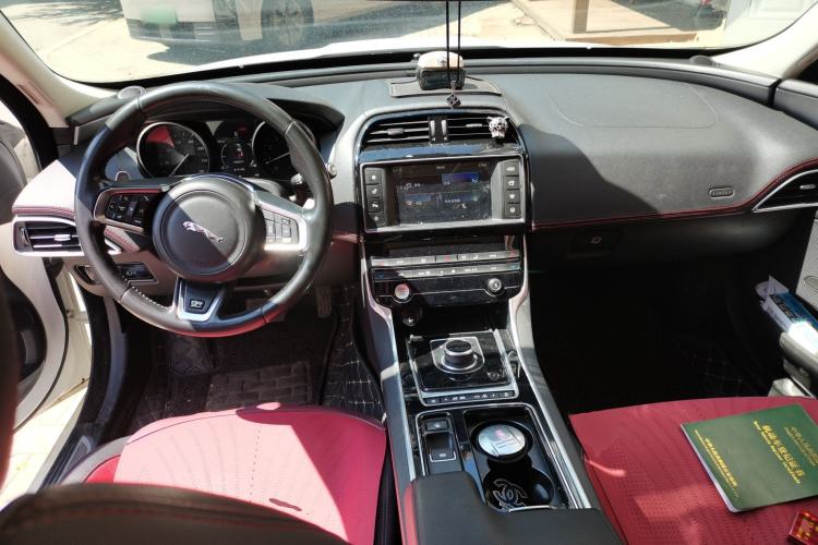 Used Jaguar XE 2018 2.0T 200 PS Two-Wheel-Drive R-Sport Sport Edition Center Console