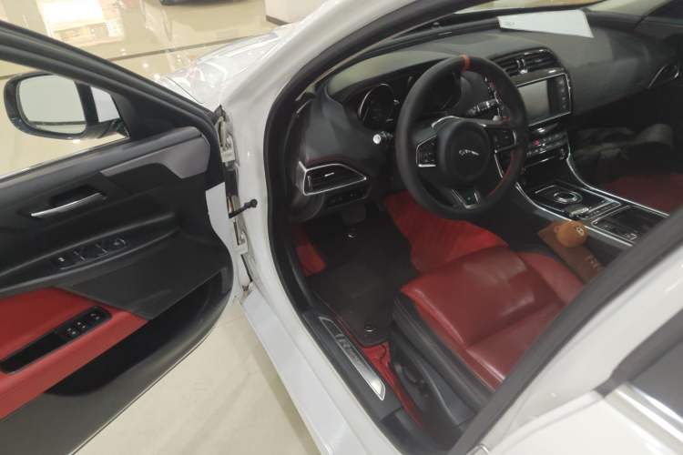 Used Jaguar XE 2018 2.0T 200 PS Two-Wheel-Drive R-Sport Sport Edition Driver Seat