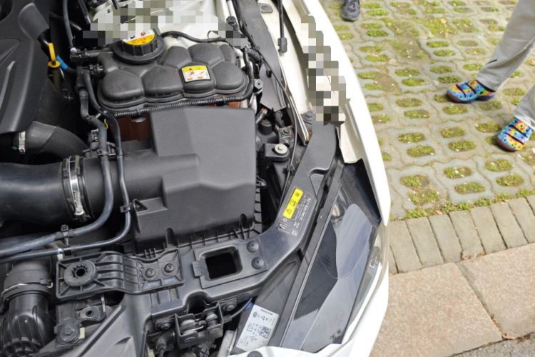 Used Jaguar XE 2018 2.0T 300 PS All-Wheel-Drive R-Sport Sport Edition Engine Bay Left