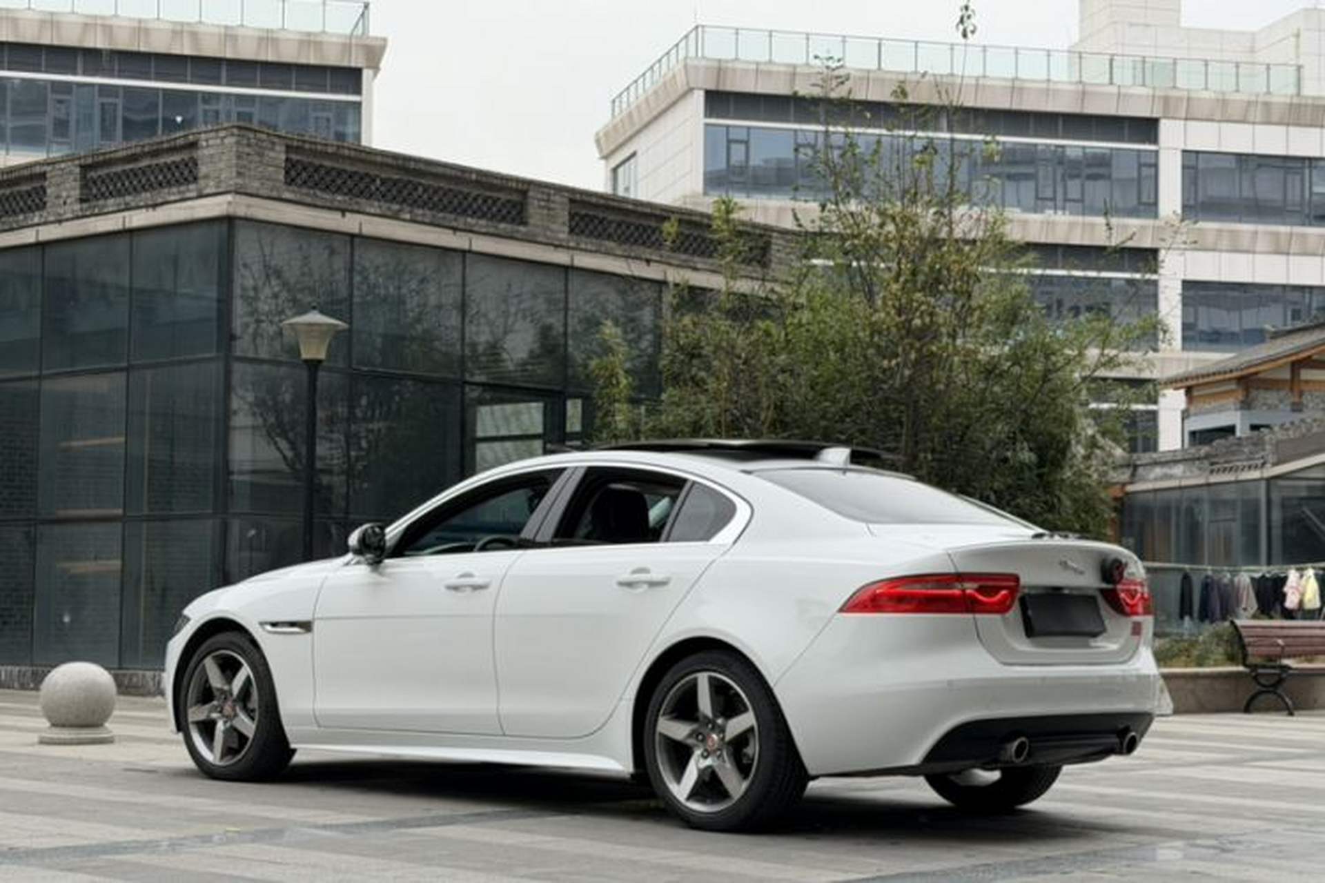 Used Jaguar XE 2018 2.0T 300 PS All-Wheel-Drive R-Sport Sport Edition Exterior 2