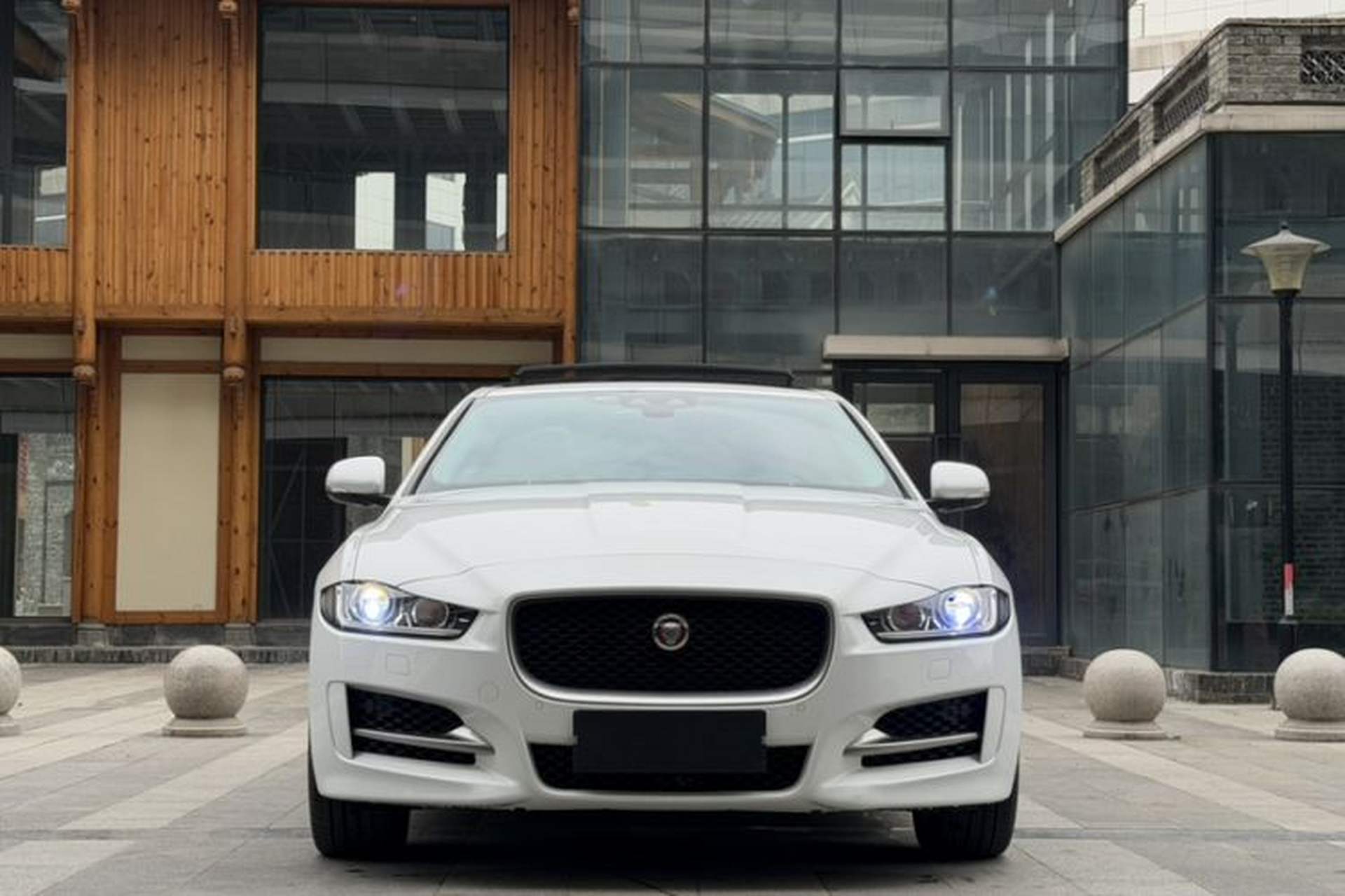Used Jaguar XE 2018 2.0T 300 PS All-Wheel-Drive R-Sport Sport Edition Exterior 4