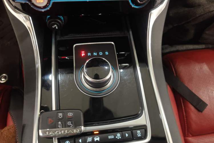 Used Jaguar XE 2018 2.0T 200 PS Two-Wheel-Drive R-Sport Sport Edition Gear Lever