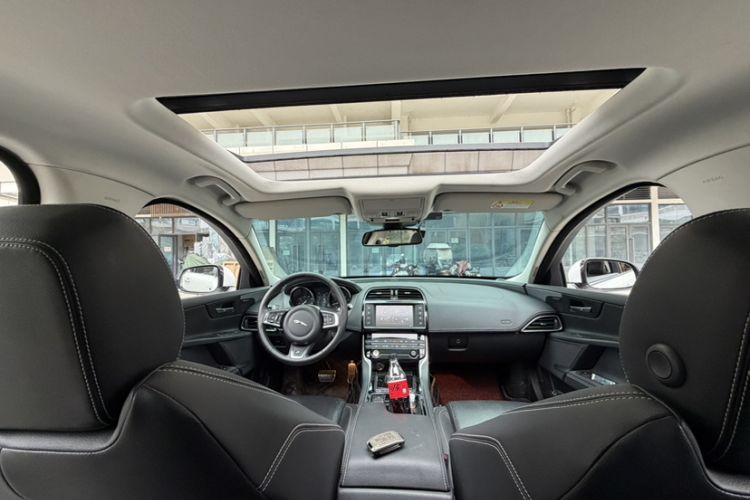 Used Jaguar XE 2018 2.0T 300 PS All-Wheel-Drive R-Sport Sport Edition Interior 5