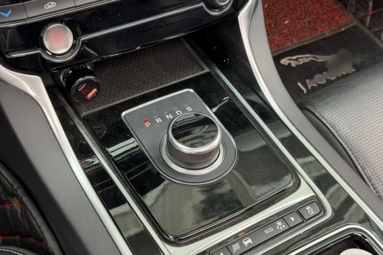 Used Jaguar XE 2018 2.0T 300 PS All-Wheel-Drive R-Sport Sport Edition Interior 8