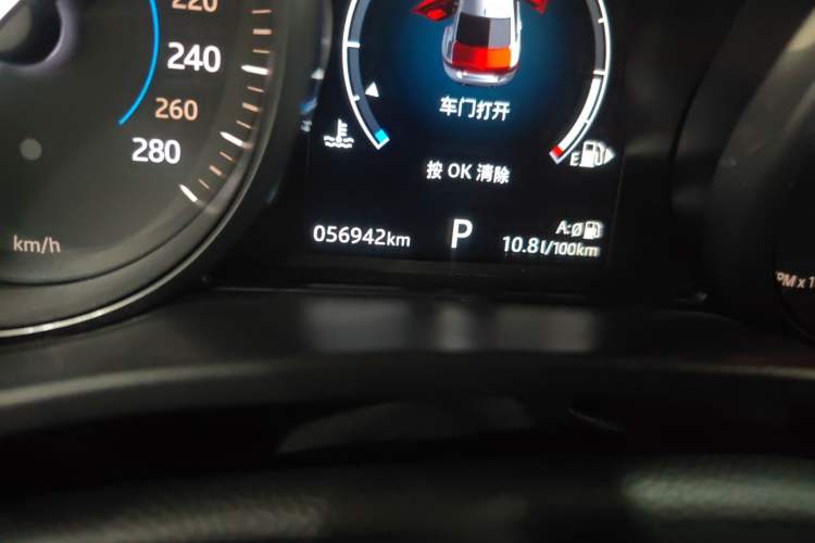 Used Jaguar XE 2018 2.0T 200 PS Two-Wheel-Drive R-Sport Sport Edition Odometer Close Up