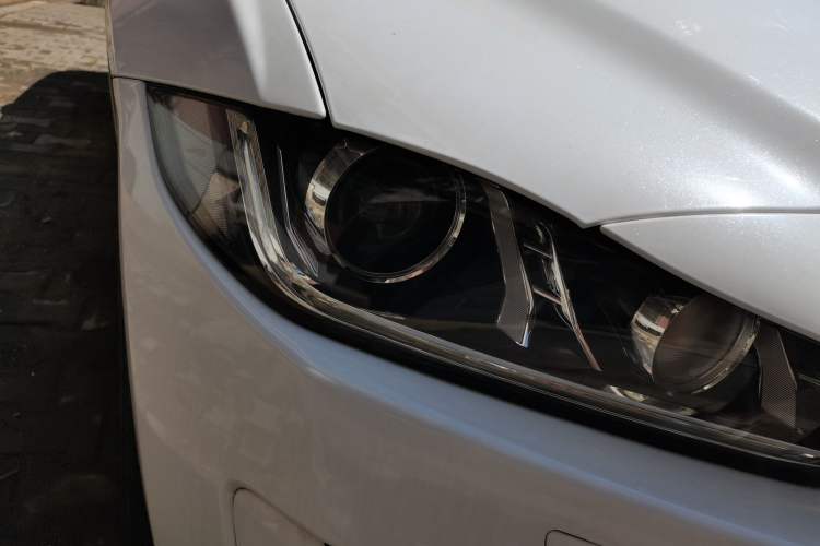 Used Jaguar XE 2018 2.0T 200 PS Two-Wheel-Drive R-Sport Sport Edition Right Front Headlight