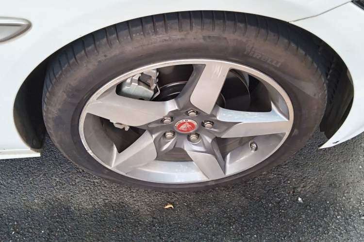 Used Jaguar XE 2018 2.0T 200 PS Two-Wheel-Drive R-Sport Sport Edition Right Front Wheel Hub