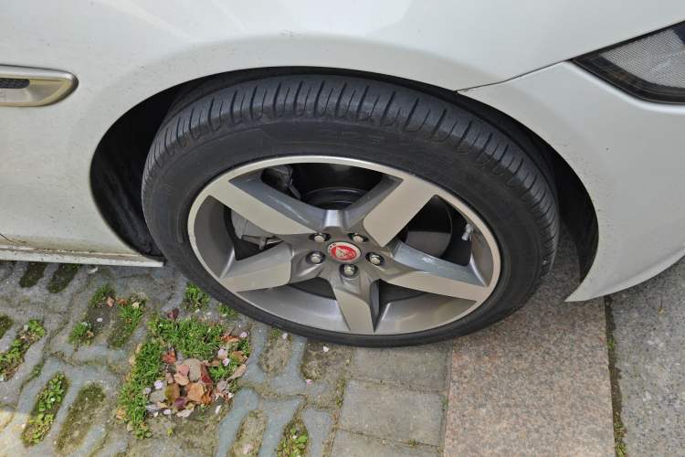 Used Jaguar XE 2018 2.0T 300 PS All-Wheel-Drive R-Sport Sport Edition Right Front Wheel Hub