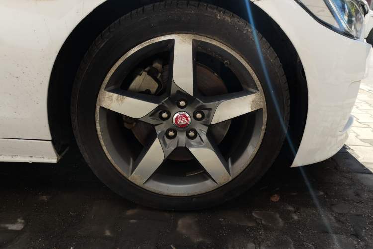 Used Jaguar XE 2018 2.0T 200 PS Two-Wheel-Drive R-Sport Sport Edition Right Front Wheel Hub