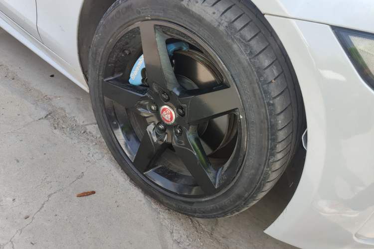 Used Jaguar XE 2018 2.0T 200 PS Two-Wheel-Drive R-Sport Sport Edition Right Front Wheel Hub