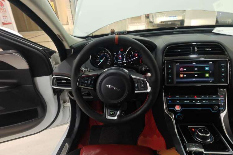Used Jaguar XE 2018 2.0T 200 PS Two-Wheel-Drive R-Sport Sport Edition Steering Wheel