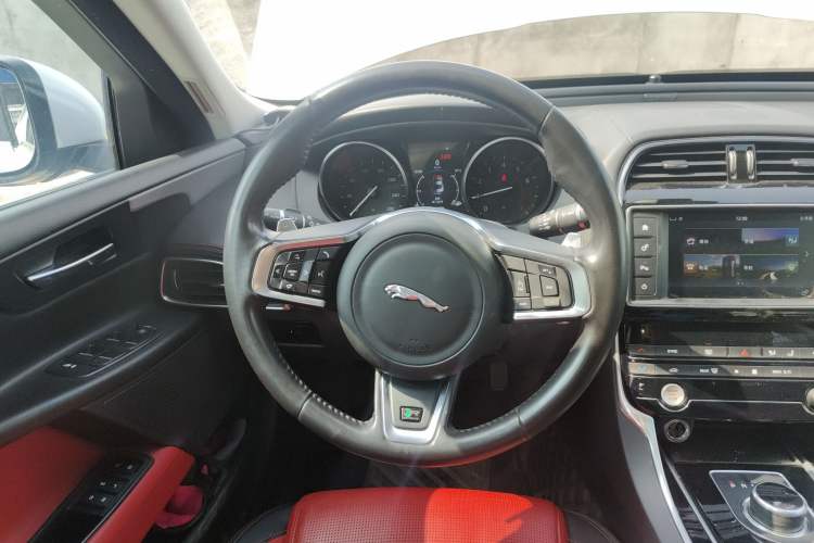 Used Jaguar XE 2018 2.0T 200 PS Two-Wheel-Drive R-Sport Sport Edition Steering Wheel