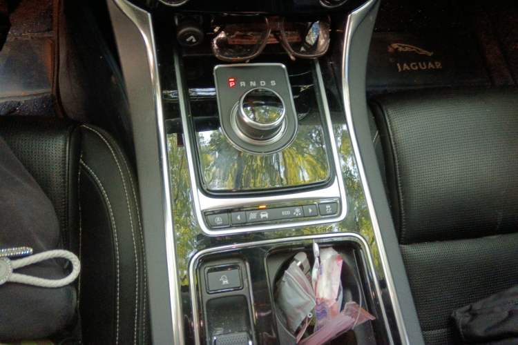 Used Jaguar XE 2019 2.0T 300 PS All-Wheel-Drive Landmark Edition Gear Lever