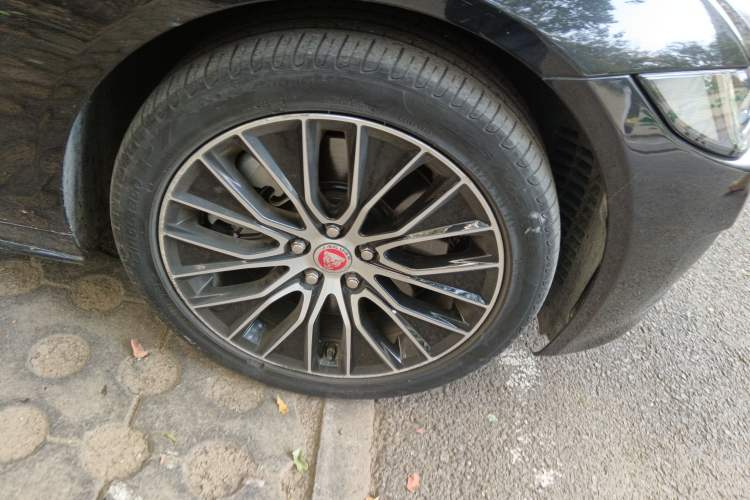 Used Jaguar XE 2019 2.0T 300 PS All-Wheel-Drive Landmark Edition Right Front Wheel Hub