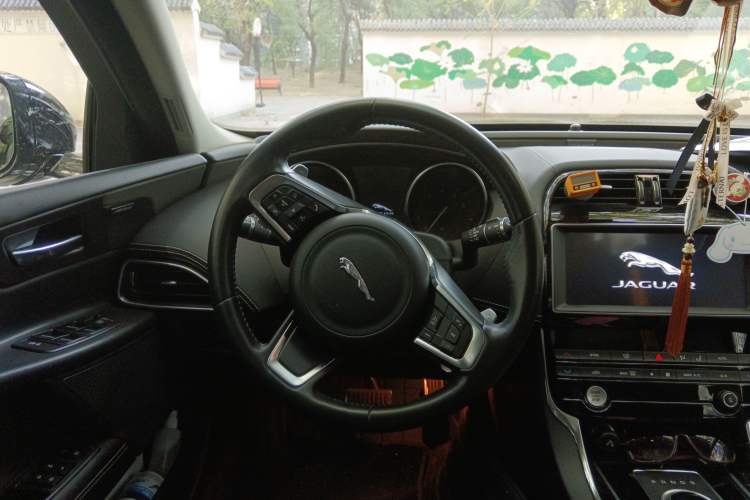 Used Jaguar XE 2019 2.0T 300 PS All-Wheel-Drive Landmark Edition Steering Wheel