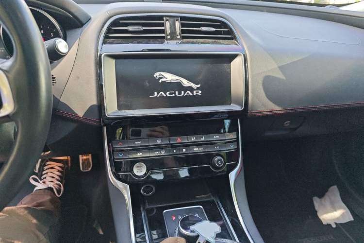 Used Jaguar XE 2019 2.0T 300 PS All-Wheel-Drive Landmark Edition Audio And AC Panel
