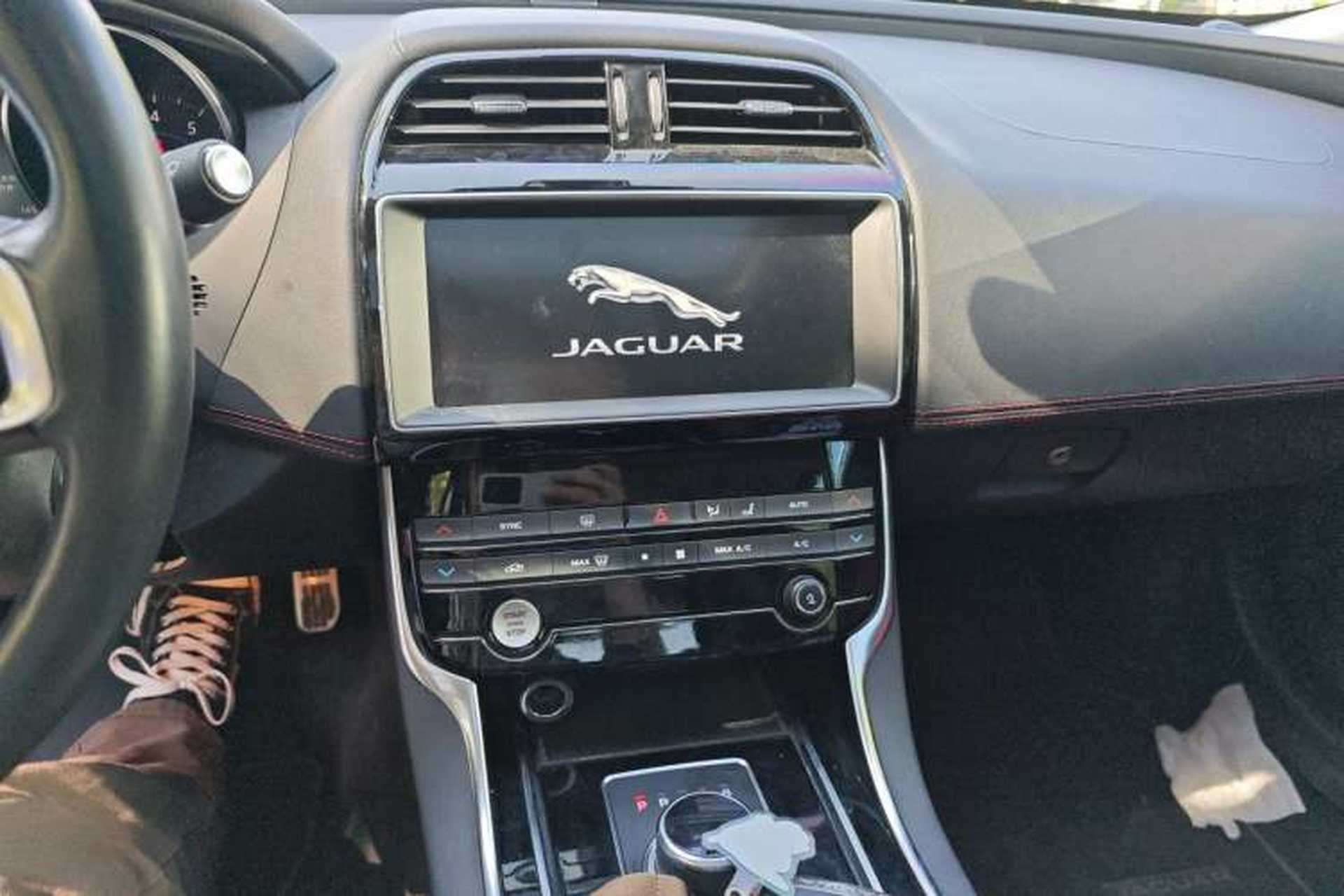 Used Jaguar XE 2019 2.0T 300 PS All-Wheel-Drive Landmark Edition Audio And AC Panel