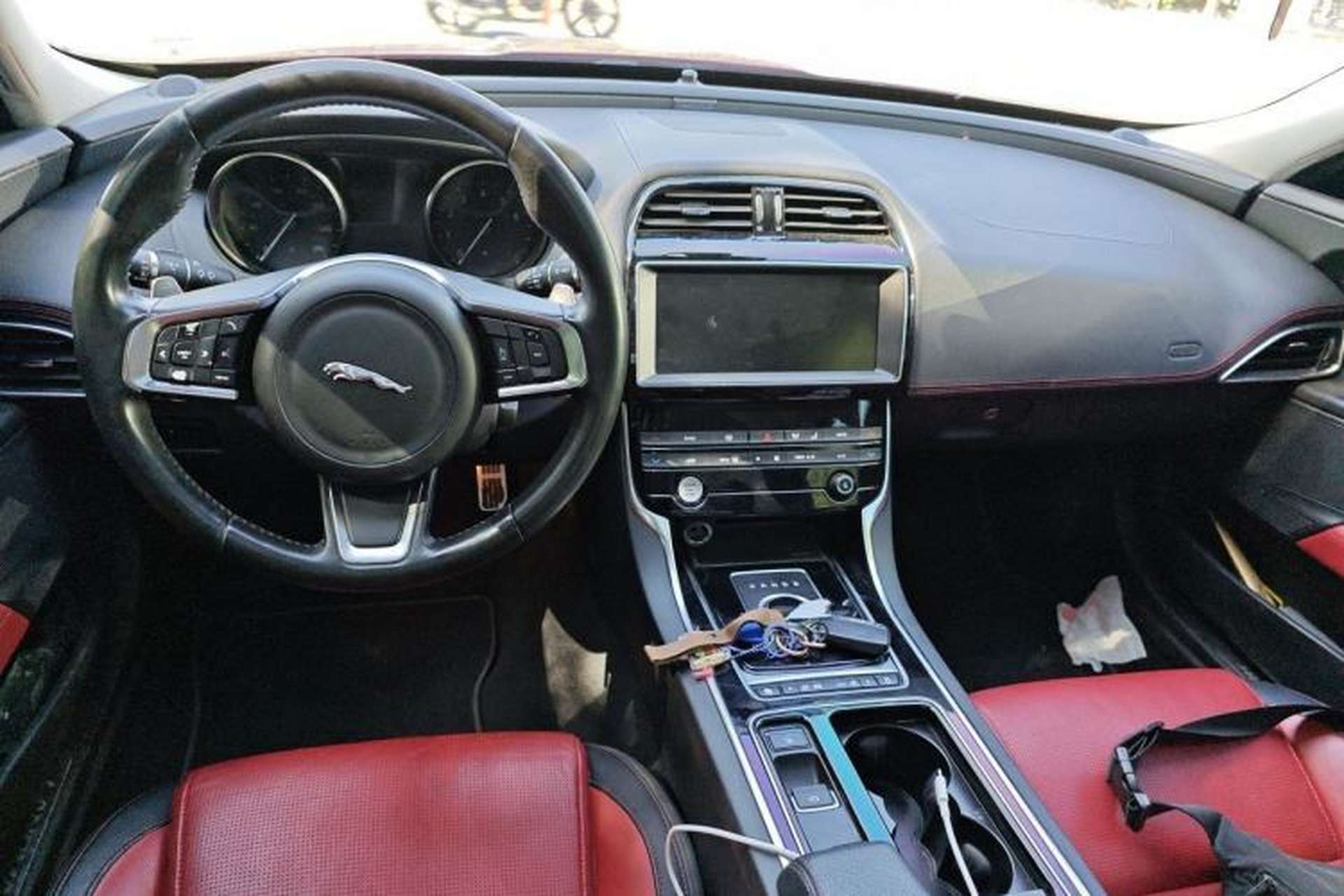 Used Jaguar XE 2019 2.0T 300 PS All-Wheel-Drive Landmark Edition Center Console