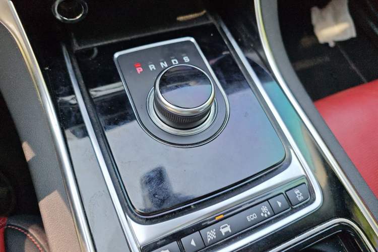 Used Jaguar XE 2019 2.0T 300 PS All-Wheel-Drive Landmark Edition Gear Lever