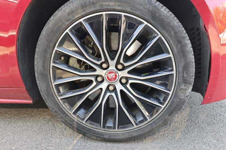 Used Jaguar XE 2019 2.0T 300 PS All-Wheel-Drive Landmark Edition Right Front Wheel Hub