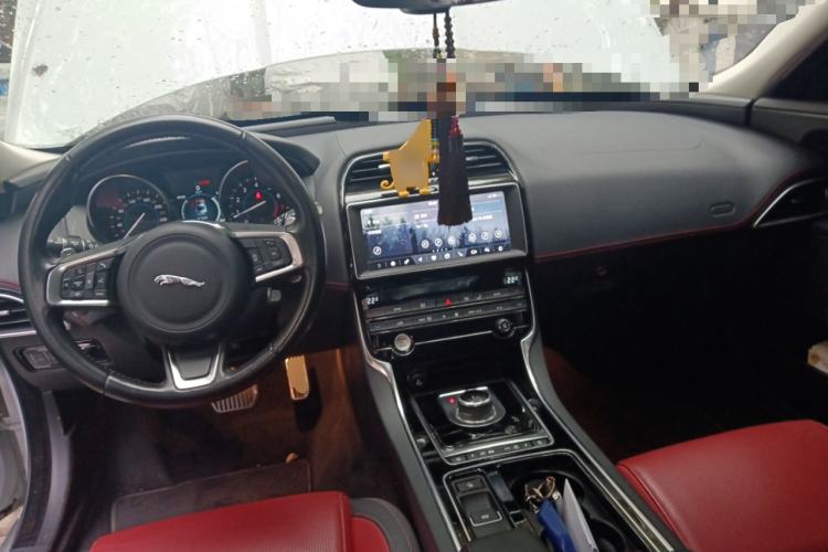 Used Jaguar XE 2019 2.0T 300 PS All-Wheel-Drive Landmark Edition Center Console