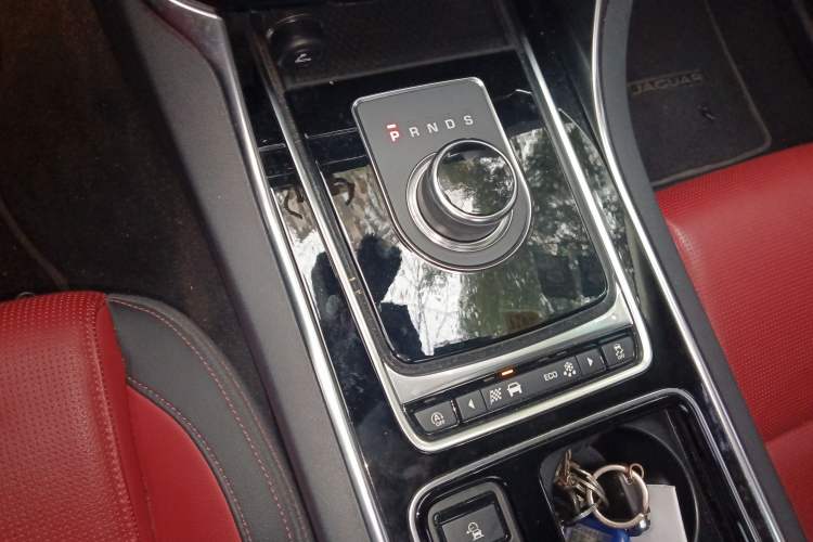 Used Jaguar XE 2019 2.0T 300 PS All-Wheel-Drive Landmark Edition Gear Lever