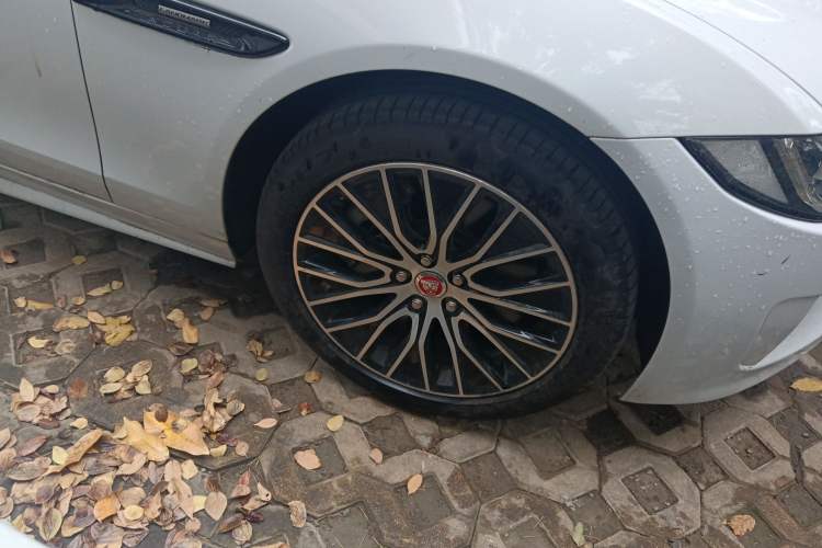 Used Jaguar XE 2019 2.0T 300 PS All-Wheel-Drive Landmark Edition Right Front Wheel Hub