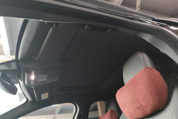 Used Jaguar XEL 2020 2.0T 200PS R-DYNAMIC Youth Sports Edition Headliner