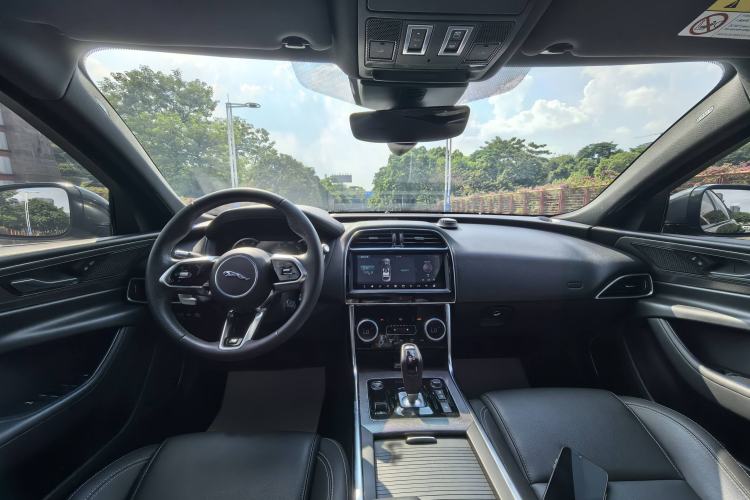Used Jaguar XEL 2020 2.0T 200PS R-DYNAMIC Youth Sports Edition Interior 4