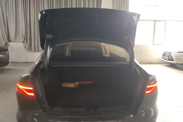 Used Jaguar XEL 2020 2.0T 200PS R-DYNAMIC Youth Sports Edition Trunk