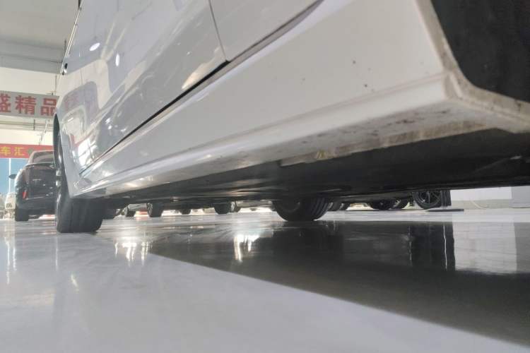 Used Jaguar XEL 2022 2.0T 250 PS R-DYNAMIC S Advanced Sport Edition Right Side Sill