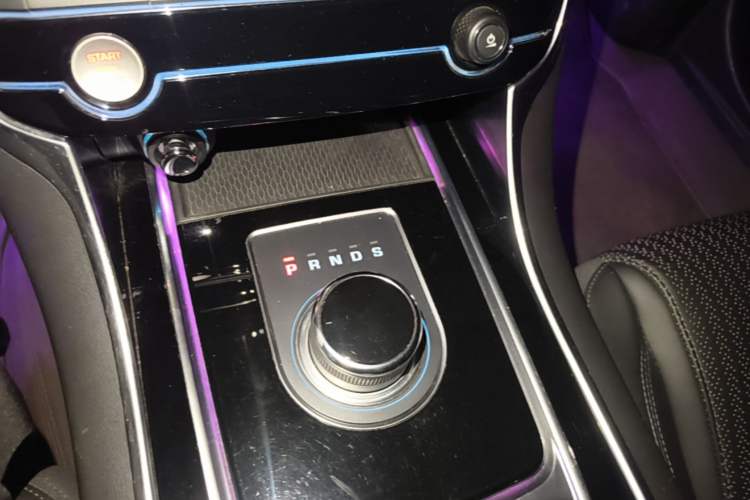 Used Jaguar XEL 2018 2.0T 250 PS Luxury Edition Gear Lever